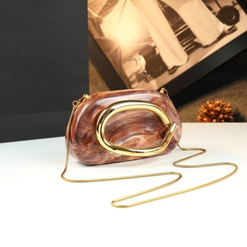 Clutch táska kő textúrával, doboz alakú, lánc pánttal, 2025 tavaszi debütálás