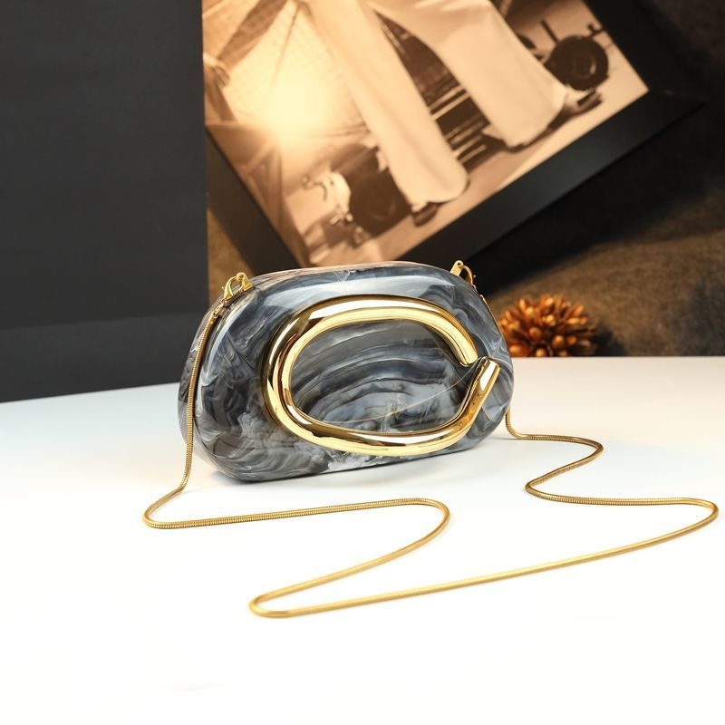 Clutch táska kő textúrával, doboz alakú, lánc pánttal, 2025 tavaszi debütálás