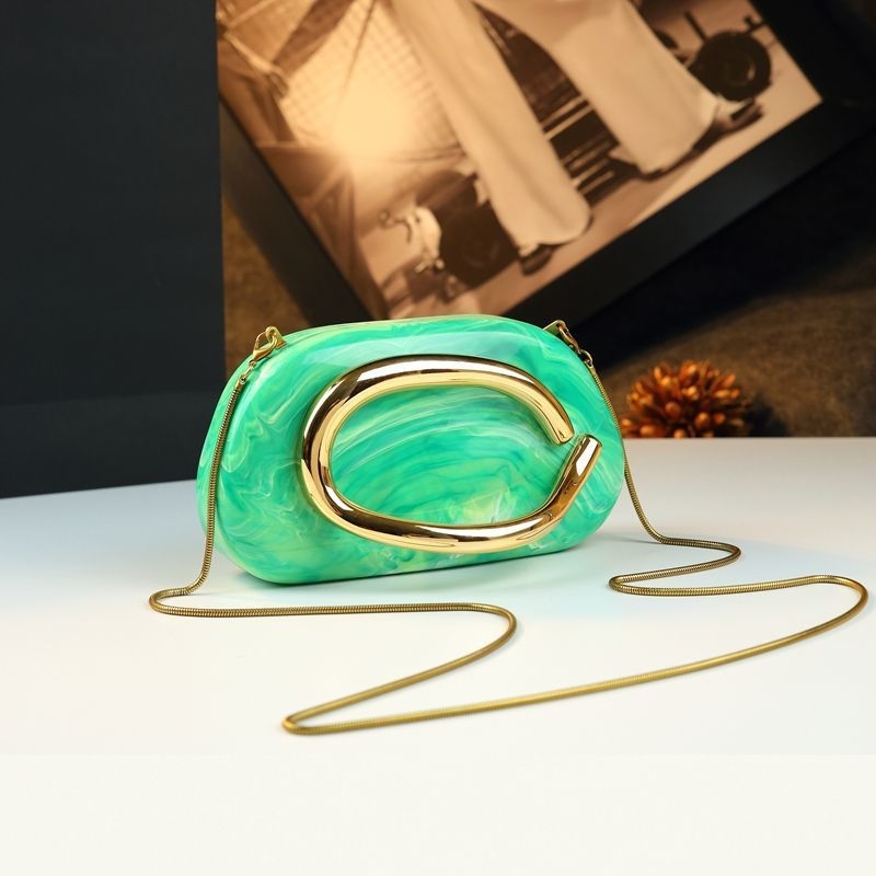 Clutch táska kő textúrával, doboz alakú, lánc pánttal, 2025 tavaszi debütálás