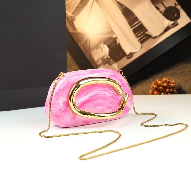 Clutch táska kő textúrával, doboz alakú, lánc pánttal, 2025 tavaszi debütálás