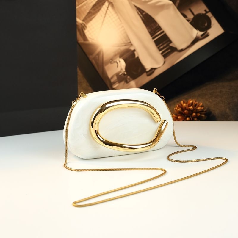 Clutch táska kő textúrával, doboz alakú, lánc pánttal, 2025 tavaszi debütálás