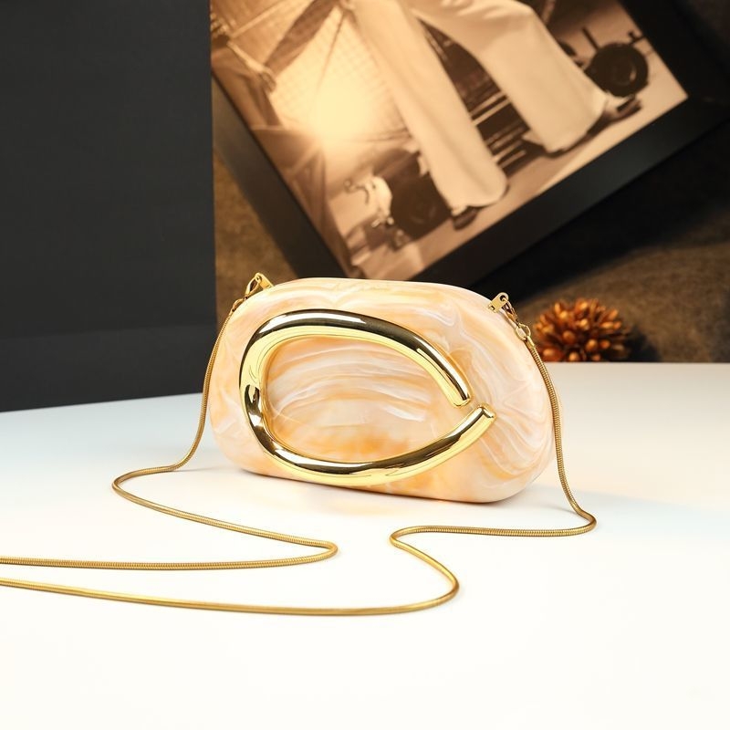 Clutch táska kő textúrával, doboz alakú, lánc pánttal, 2025 tavaszi debütálás