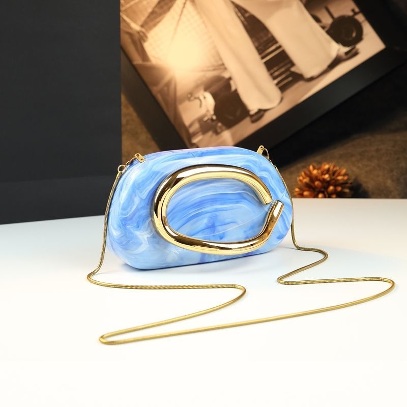 Clutch táska kő textúrával, doboz alakú, lánc pánttal, 2025 tavaszi debütálás