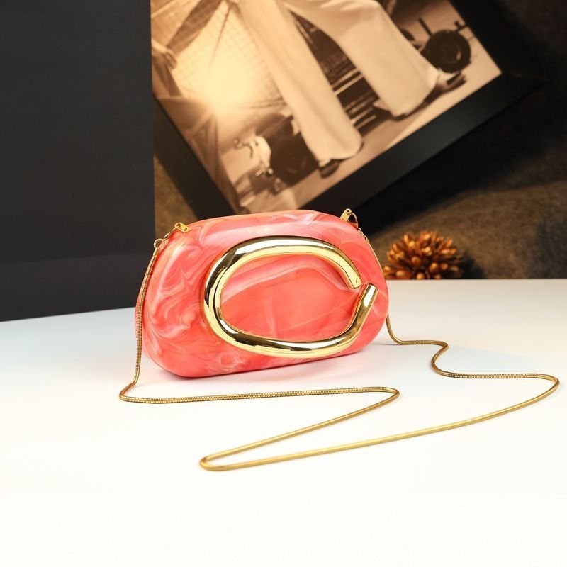 Clutch táska kő textúrával, doboz alakú, lánc pánttal, 2025 tavaszi debütálás