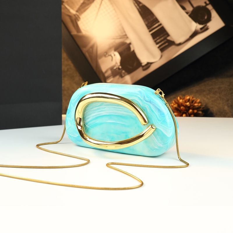 Clutch táska kő textúrával, doboz alakú, lánc pánttal, 2025 tavaszi debütálás