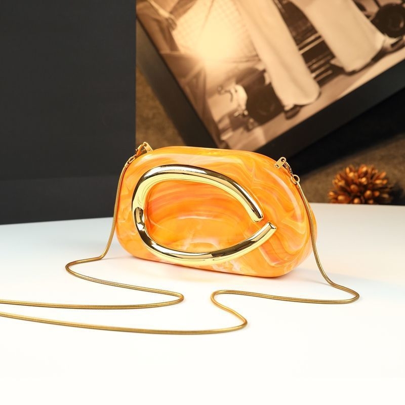 Clutch táska kő textúrával, doboz alakú, lánc pánttal, 2025 tavaszi debütálás