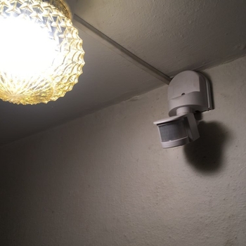 Infraraudonųjų spindulių žmogaus kūno jutiklio jungiklis, iki 300V, atidėjimo laikas 10–300 s, vidiniam naudojimui