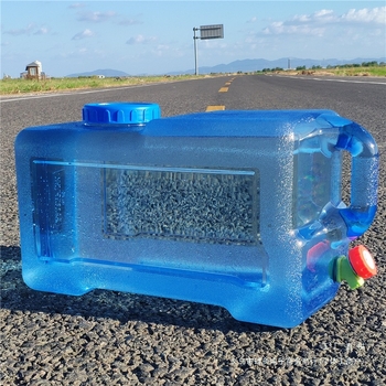 Kvadratinis vandens kibiras lauko kelionėms automobiliu, plastikinis, su čiaupu, plataus burnos atidarymu, vandens saugojimo talpa