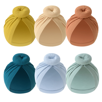 Megzta kūdikio skrybelė, rayon audinys, kupolo formos, platus kraštas, tinka 0–6 mėnesiams