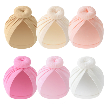 Megzta kūdikio skrybelė, rayon audinys, kupolo formos, platus kraštas, tinka 0–6 mėnesiams