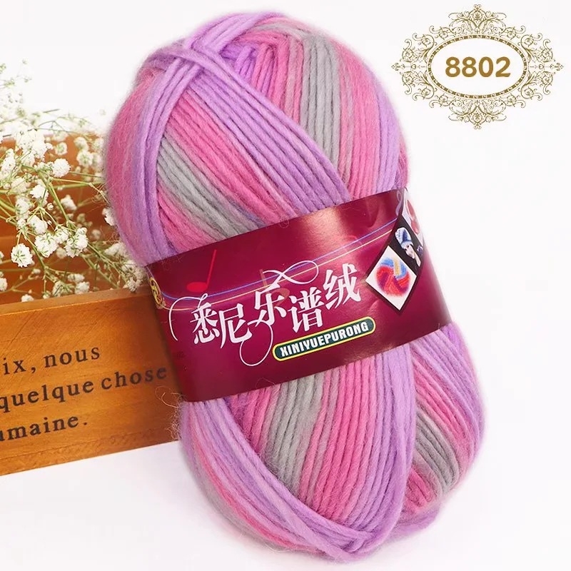 Set tricotat manual: pălărie, fular și eșarfă în model curcubeu cu dungile inspirate de partituri muzicale, din lână groasă pentru copii.