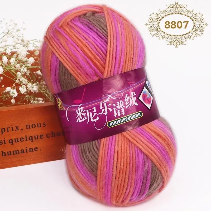 Set tricotat manual: pălărie, fular și eșarfă în model curcubeu cu dungile inspirate de partituri muzicale, din lână groasă pentru copii.