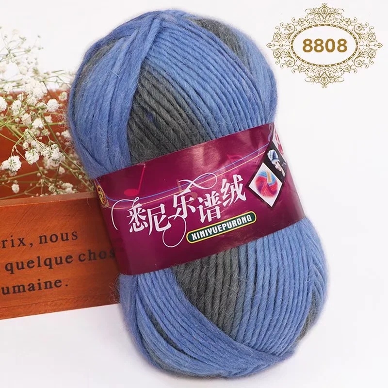 Set tricotat manual: pălărie, fular și eșarfă în model curcubeu cu dungile inspirate de partituri muzicale, din lână groasă pentru copii.