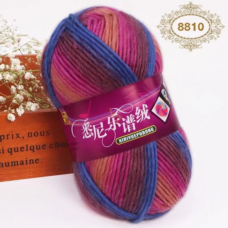 Set tricotat manual: pălărie, fular și eșarfă în model curcubeu cu dungile inspirate de partituri muzicale, din lână groasă pentru copii.