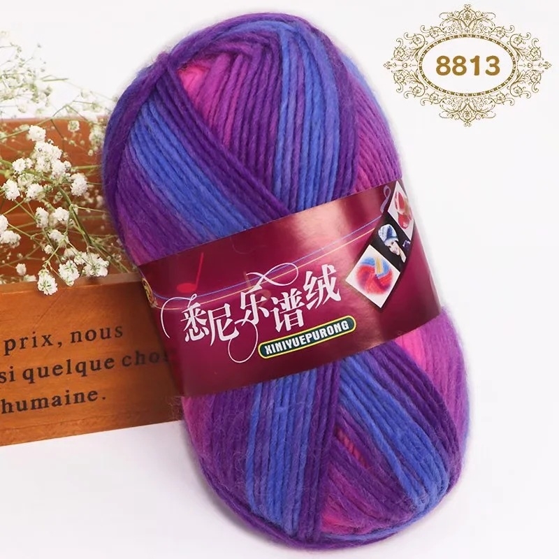 Set tricotat manual: pălărie, fular și eșarfă în model curcubeu cu dungile inspirate de partituri muzicale, din lână groasă pentru copii.