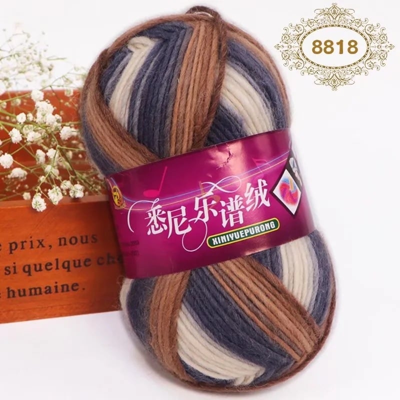 Set tricotat manual: pălărie, fular și eșarfă în model curcubeu cu dungile inspirate de partituri muzicale, din lână groasă pentru copii.