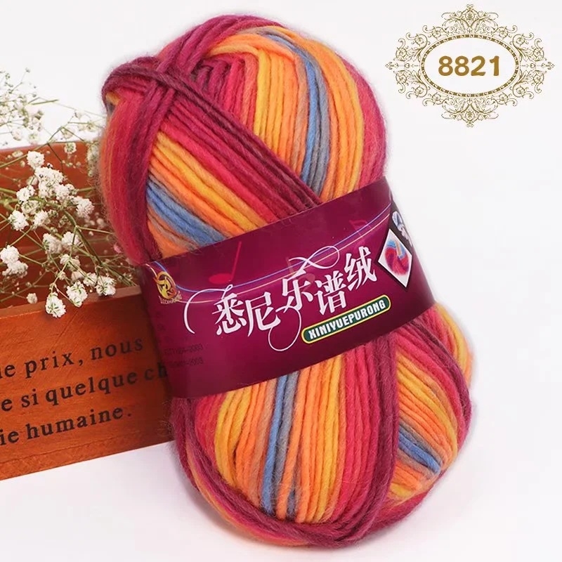 Set tricotat manual: pălărie, fular și eșarfă în model curcubeu cu dungile inspirate de partituri muzicale, din lână groasă pentru copii.