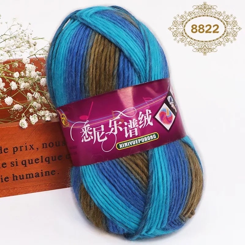 Set tricotat manual: pălărie, fular și eșarfă în model curcubeu cu dungile inspirate de partituri muzicale, din lână groasă pentru copii.