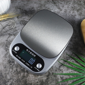 Virtuvės elektroninis svertas K305, 10 kg talpa, korpusas iš nerūdijančio plieno/ABS plastiko/aliuminio, elektroninis matavimas, maitinimas baterijomis (sausai baterijai arba įkraunamai Ličio baterijai).