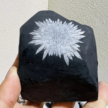 Chrysanthemums akmens kristāla minerālais paraugs – ģeometriska forma, galda dekors, mūsdienīgs minimālisma stils, PP iepakojums, ideāls bērnu izglītojošām dāvanām