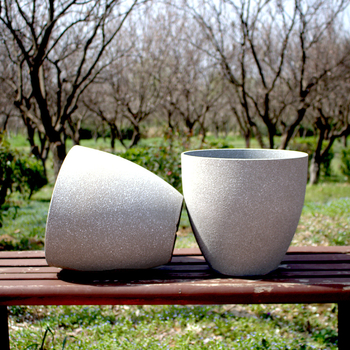 Gėlių vazonas iš dervos, kvėpuojantis, atsparus korozijai ir patvarus; tinkamas stalui ar grindims.