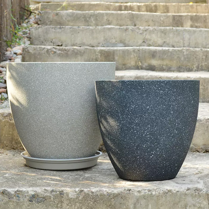 Gėlių vazonas iš dervos, kvėpuojantis, atsparus korozijai ir patvarus; tinkamas stalui ar grindims.