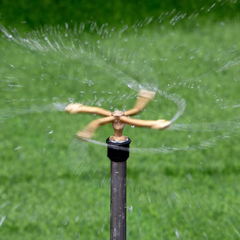 Varinis besisukantis purkštuvu vejai ir daržams