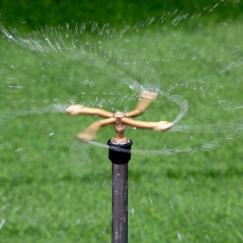 Varinis besisukantis purkštuvu vejai ir daržams