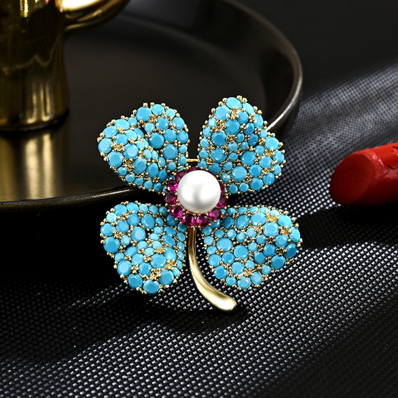 Vario spalvos gėlių formos segė su elektrogalvanizacijos danga, dekoratyvus aksesuaras moterims, mados stilius.