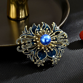Дамска медна брошка‑корсаж в дворцов стил с перли и диамантена обработка — декоративен аксесоар за жени, литературно ретро стил