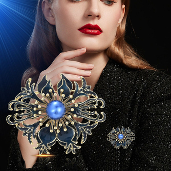 Γυναικεία καρφίτσα-κορσάζ σε στυλ παλατιού με μαργαριτάρι και διαμαντένια επεξεργασία — διακοσμητικό αξεσουάρ για γυναίκες, λογοτεχνικό ρετρό στυλ