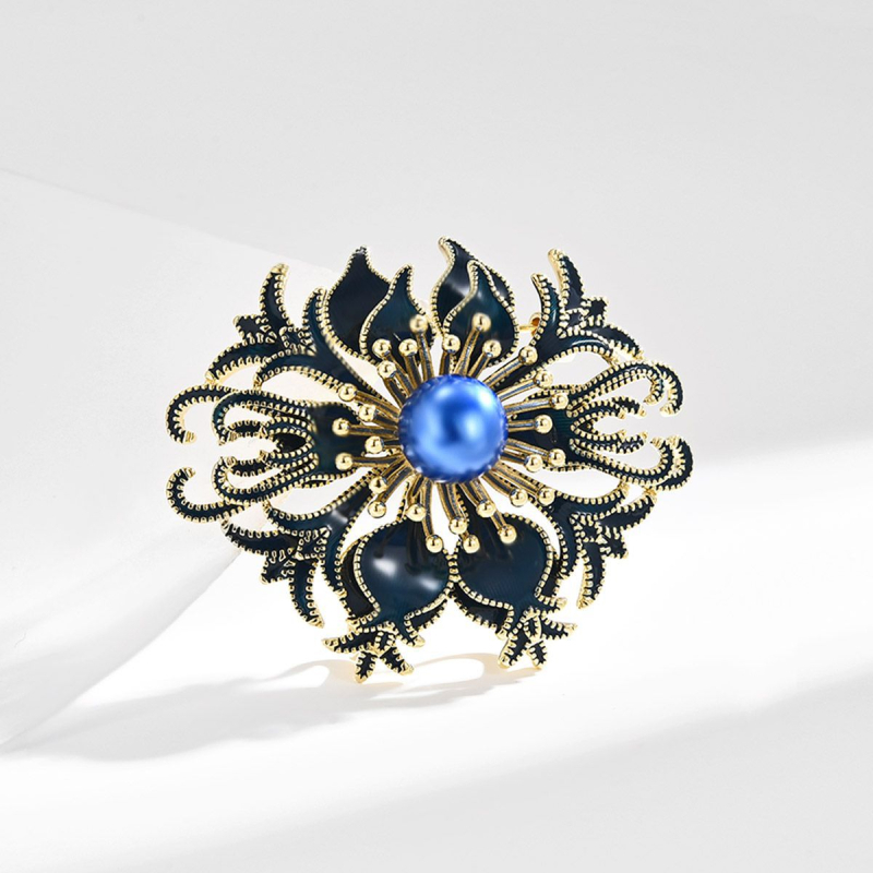 Дамска медна брошка‑корсаж в дворцов стил с перли и диамантена обработка — декоративен аксесоар за жени, литературно ретро стил