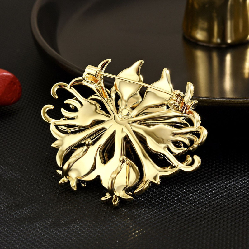 Дамска медна брошка‑корсаж в дворцов стил с перли и диамантена обработка — декоративен аксесоар за жени, литературно ретро стил