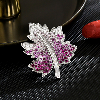 Καρφίτσα σε σχήμα φύλλου από χαλκό, με ηλεκτροπλατιωμένη επίστρωση και διαβαθμισμένους ζιρκόνιους, στυλ προσωπικό.