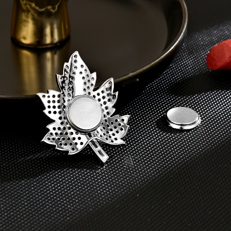 Καρφίτσα σε σχήμα φύλλου από χαλκό, με ηλεκτροπλατιωμένη επίστρωση και διαβαθμισμένους ζιρκόνιους, στυλ προσωπικό.