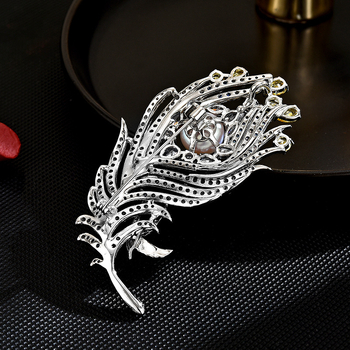 Γυναικεία καρφίτσα με φτερό και μαργαριράκι – μέταλλο, ηλεκτροπλατίωση φινίρισμα, κυκλοφορία χειμώνας 2024, διακοσμητικό αξεσουάρ