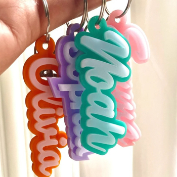 Εξατομικευμένο ακρυλικό μπρελόκ κλειδιών για σακίδιο και τάπερ φαγητού — χαραγμένο όνομα, εκτυπωμένο λογότυπο, μινιμαλιστικό ρετρό στυλ