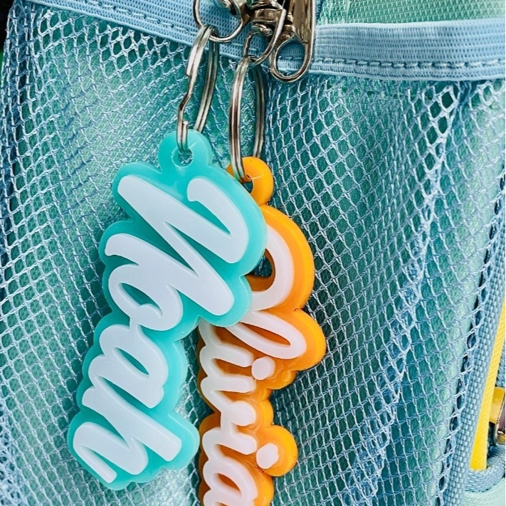 Εξατομικευμένο ακρυλικό μπρελόκ κλειδιών για σακίδιο και τάπερ φαγητού — χαραγμένο όνομα, εκτυπωμένο λογότυπο, μινιμαλιστικό ρετρό στυλ