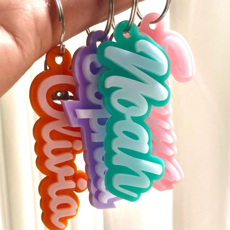 Εξατομικευμένο ακρυλικό μπρελόκ κλειδιών για σακίδιο και τάπερ φαγητού — χαραγμένο όνομα, εκτυπωμένο λογότυπο, μινιμαλιστικό ρετρό στυλ