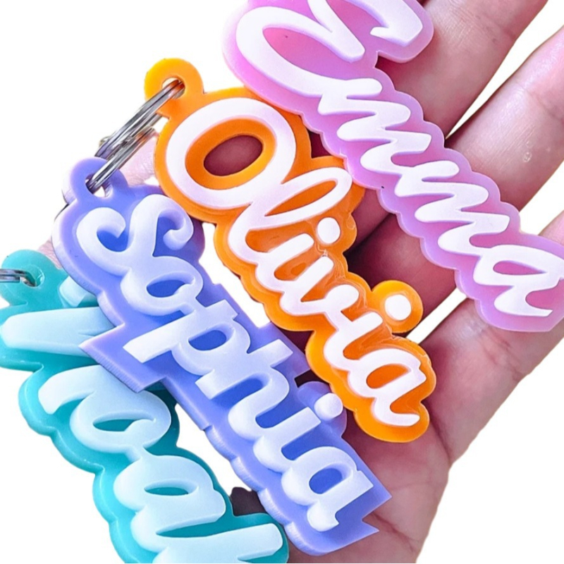 Εξατομικευμένο ακρυλικό μπρελόκ κλειδιών για σακίδιο και τάπερ φαγητού — χαραγμένο όνομα, εκτυπωμένο λογότυπο, μινιμαλιστικό ρετρό στυλ