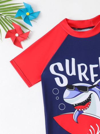 Παιδικό μαγιό δύο τεμαχίων για αγόρια με καρτούν μοτίβο, επάνω μέρος κοντομάνικο και κάτω μέρος τύπου briefs, πολυεστέρας, για ηλικίες 6–12, κατάλληλο για κολύμπι και υδάτινες δραστηριότητες