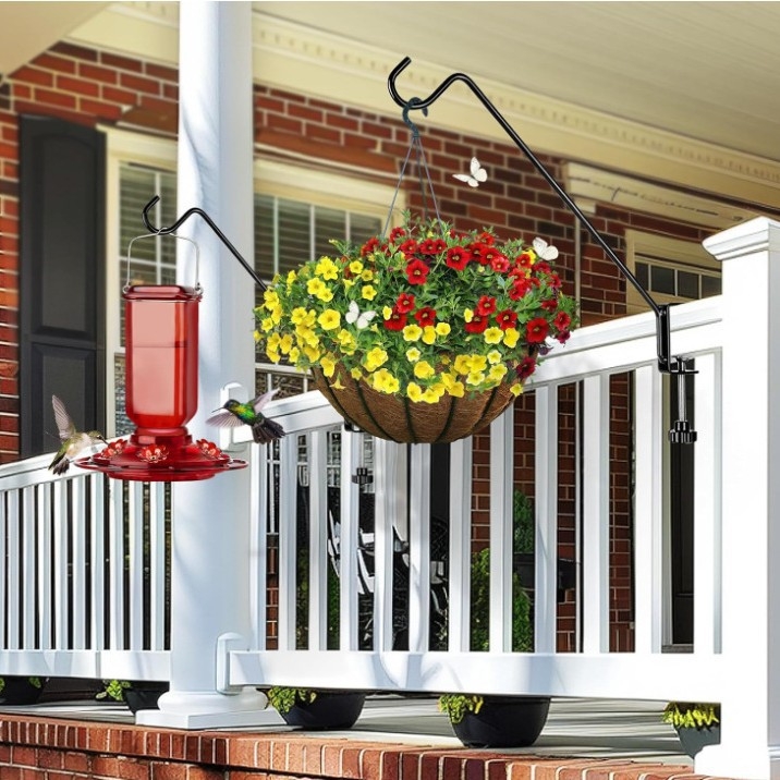 Terasos paukščių lesyklos kabliukas – reguliuojamas, tvirtas, su atjungiamu kabliu ir sriegine lazdele