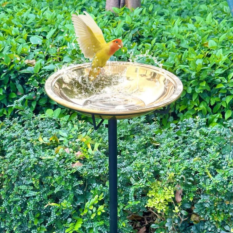 Fém madáretető és madárfürdő – geometriai forma, otthonra és kertbe, paraszti stílus