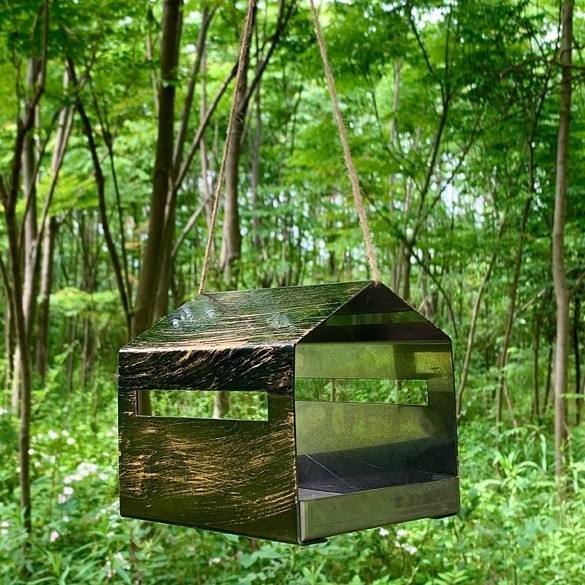 Geležinė kabinama lesyklėlė paukšiams su automatiniu maitinimu lauke sode