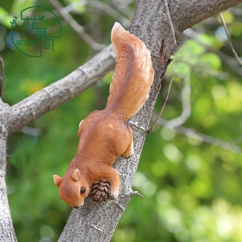 Imitirirana vjeverica vrtna ukras — smola, country stil, ručno oslikano