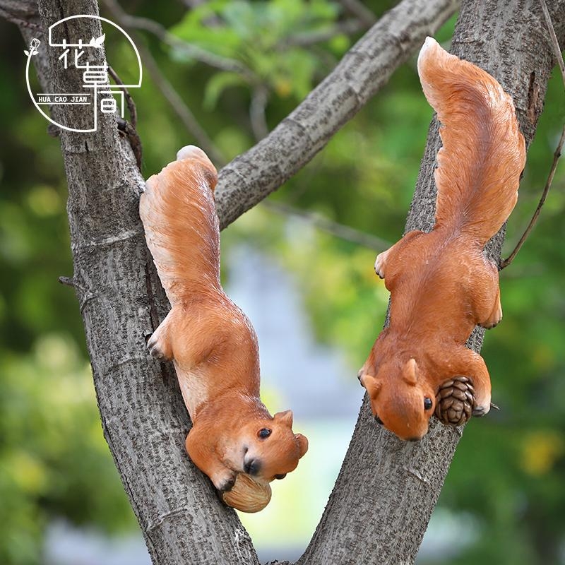 Imitirirana vjeverica vrtna ukras — smola, country stil, ručno oslikano