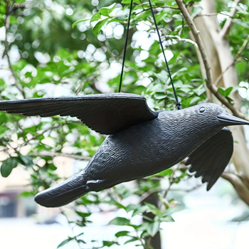 Пластмасова декорация за градина: летящ гарван със симулирани крила, PE материал, пасторален стил, Blow molding, персонализируемо закачане