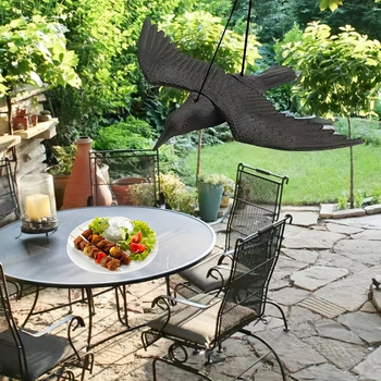 Пластмасова декорация за градина: летящ гарван със симулирани крила, PE материал, пасторален стил, Blow molding, персонализируемо закачане