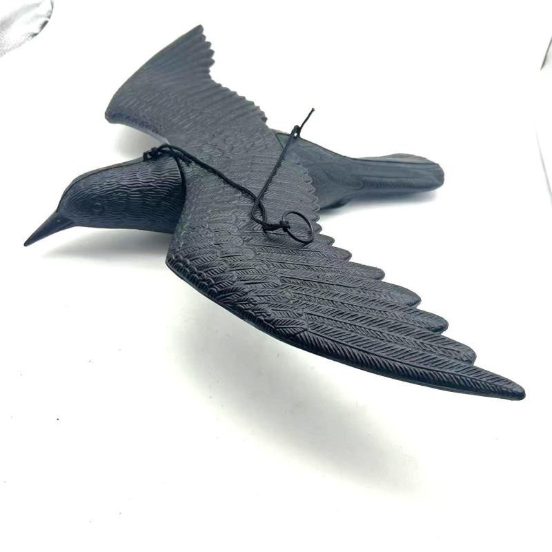 Műanyag öntött varjú dekoratív figura