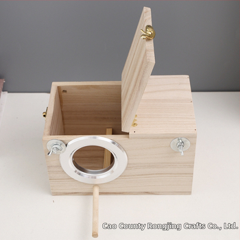 Medinis stačiakampis paukščių lizdas su platforma papūgoms – lauko veisimo dėžė